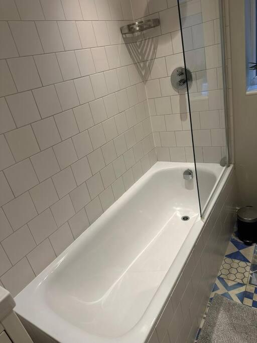 Lovely 2 Bedroom Ground Floor Flat With Garden. London Luaran gambar
