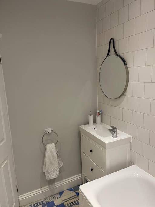 Lovely 2 Bedroom Ground Floor Flat With Garden. London Luaran gambar