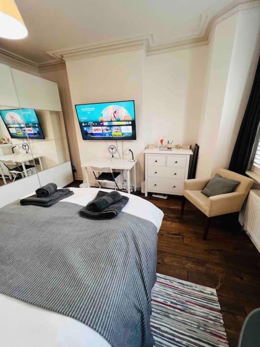 Lovely 2 Bedroom Ground Floor Flat With Garden. London Luaran gambar